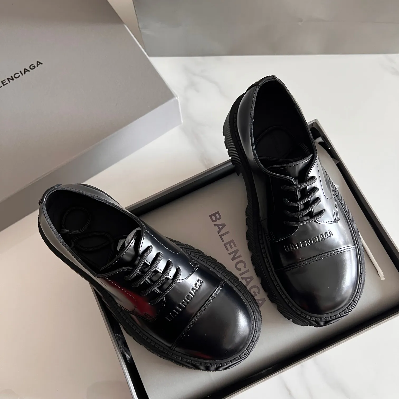 👟👟Ex-factory price 540👟👟 BALENCIAGA# Balenciaga's new big-toe derby shoes TRACTOR big-toe derby shoes loafers👞 Original medium-gloss open-edge beaded cowhide. Restrained and stylish. Matched with the brand logo on the shoe cover. The rhythm of closing your eyes. The lining and feet are made of black silk cowhide. The texture is soft and delicate. The gear-shaped rubber outsole is 5cm higher. Size: 35-40 (customization of 40 pieces is not returnable)
